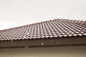 regen vallend naar beneden van de huis dak foto