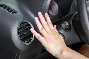 hand- controle lucht conditioner systeem binnen de auto foto