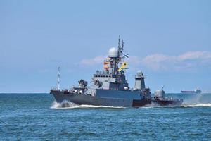 raket boot gedurende marine- opdrachten en optocht, begeleid raket torpedojager, oorlogsschip in Baltisch zee foto