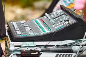 geluidstechnicus hand aanpassen audio mixer bij live concert, podium sound mixer, audio mix slider foto