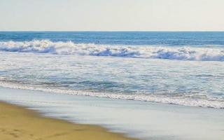 extreem reusachtig groot surfer golven Bij strand puerto escondido Mexico. foto