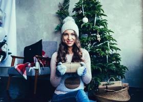 vrouw Holding geschenk doos. kopiëren ruimte. foto