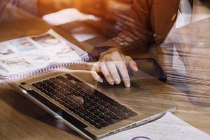 zakenvrouw hand werken met laptopcomputer, tablet en smartphone in modern kantoor met virtueel pictogram diagram op modernoffice in ochtendlicht foto