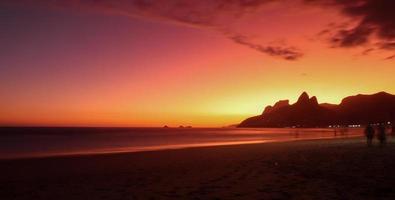 Rio de janeiro, rj, Brazilië, 2022 - ipanema Bij zonsondergang, mensen wandelen Aan de strand in silhouet foto