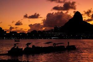 Rio de janeiro, rj, Brazilië, 2022 - waterfietsen in silhouet Bij zonsondergang Bij rodrigo de freita's lagune foto