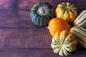 een selectie van kleurrijk winter squash klaar naar worden in blokjes en geroosterd voor een heerlijk maaltijd. foto