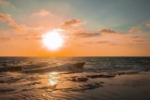 mooi visie van de zee met de zon schijnend in een blauw lucht in de achtergrond foto