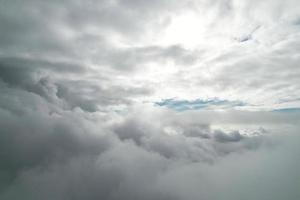 mooi lucht met dramatisch wolken drone's hoog hoek beeldmateriaal over- stad van Engeland uk foto