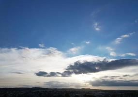 mooi lucht met dramatisch wolken drone's hoog hoek beeldmateriaal over- stad van Engeland uk foto