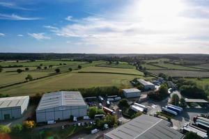 antenne visie van Brits wegen en verkeer Aan een zonnig dag foto