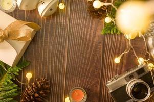 Kerstmis lichten bokeh in huis Aan houten tafel decoraties. winter vakantie decoratie, Kerstmis en nieuw jaar decoraties concept foto