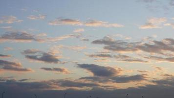 de mooi zonsondergang visie met de kleurrijk wolken en lucht in de stad foto