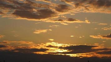 de mooi zonsondergang visie met de kleurrijk wolken en lucht in de stad foto