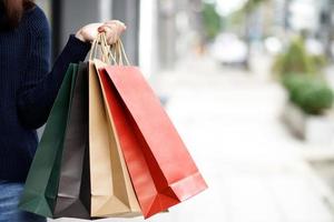 vrouw Holding boodschappen doen Tassen Bij de afdeling op te slaan foto