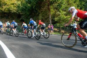 Italië 2022 giro di Lombardia groep fietsers verloofd in de stijgen van dossena foto