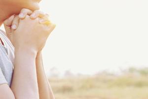 menselijk hand- houdt kruis. Eucharistie behandeling zegenen god helpen bekeren Katholiek foto