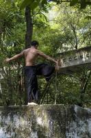 Mexicaans Mens aan het doen yoga en uitrekken in de Woud, Mexico foto