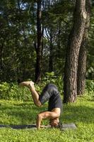 jong Mens, aan het doen yoga of reiki, in de Woud heel groen vegetatie, in Mexico, guadalajara, bosque colomos, spaans, foto