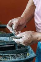 latino Mens op zoek voor gereedschap in zijn gereedschapskist, spaans, met schroevedraaier in hand- foto