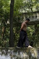 Mexicaans Mens aan het doen yoga en uitrekken in de Woud, Mexico foto