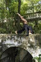 Mens gezien omhoog dichtbij, zonder overhemd aan het doen strekt zich uit Aan yoga mat, oefening, Latijns Amerika foto