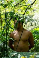 yoga meditatie buitenshuis. gloeiend zeven allemaal chakra. Mens praktijk yoga, Mexico, gualdajara foto