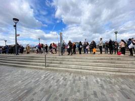 Londen in de uk in september 2022. mensen in een wachtrij naar zien de koningin aan het liegen in staat. foto