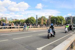 Londen in de uk in september 2022. mensen in een wachtrij naar zien de koningin aan het liegen in staat. foto