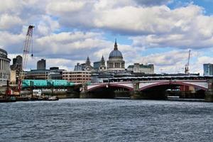 een visie van de rivier- Theems in Londen Aan een zonnig dag foto