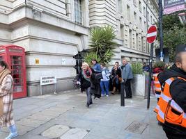 Londen in de uk in september 2022. mensen in een wachtrij naar zien de koningin aan het liegen in staat. foto