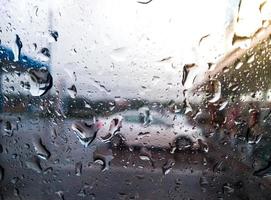 voorruit regen druppels in een gas- station, de achtergrond is vervaagd. foto