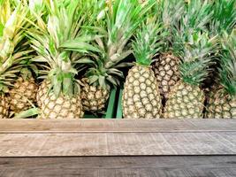 oud plank verdieping groen ananas backdrop vrij ruimte naar adverteren fruit producten. foto