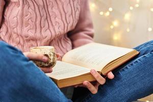 vrouw zittend en lezing een boek. ontspannende concept foto