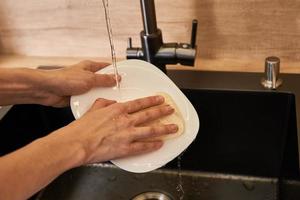 vrouw wassen gerechten met biologisch eco vriendelijk spons. nul verspilling concept foto