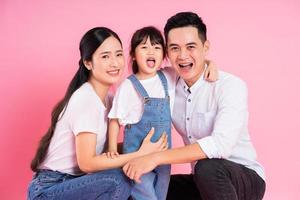 jong Aziatisch familie beeld geïsoleerd Aan roze achtergrond foto