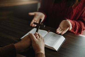 vrouw hand- met kruis .concept van hoop, vertrouwen, Christendom, geloof, kerk en bidden naar god. foto