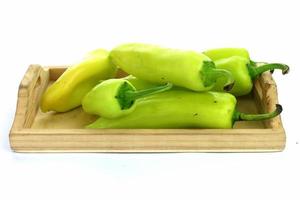 groen zoet peper geïsoleerd Aan een wit achtergrond foto