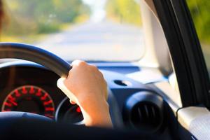 vrouw het rijden Aan de weg foto