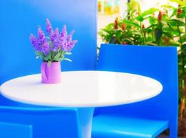 blauw stoelen in de buitenshuis zone in de cafe foto