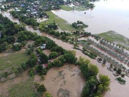 overstromingen in landelijk gemeenschappen in Thailand veroorzaakt door stormen veroorzaken zwaar regent naar doorgaan met foto