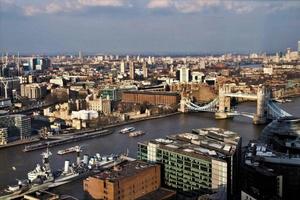 een visie van de rivier- Theems in Londen Aan een zonnig dag foto