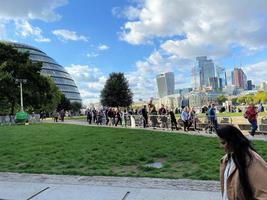 Londen in de uk in september 2022. mensen in een wachtrij naar zien de koningin aan het liegen in staat. foto