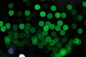 groen onscherp abstract bokeh licht Effecten Aan de nacht zwart achtergrond structuur foto