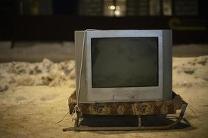 oud TV buiten. TV is uit. elektronica van jaren 90. foto