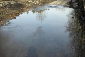 groot plas in weg. water Aan asfalt. weg in park. foto