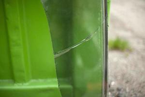 gebroken glas. scherven van glas in gebouw. beschadigd venster. foto