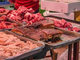 gebakken varkensvlees buik en rauw varkensvlees in de Chinese vers markt Bij Changsha stad China foto