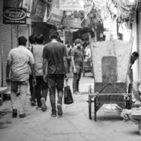 oud delhi, india, 15 april 2022 - niet-geïdentificeerde groep mannen die door de straten van oud delhi lopen, straatfotografie van de chandni chowk-markt van oud delhi tijdens de ochtendtijd, oude delhi straatfotografie foto