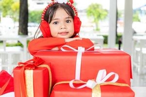 kerstmis, vakantie en kinderjaren concept - glimlachen meisje met geschenk doos Bij huis foto