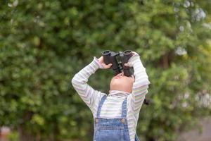 gelukkig kind op zoek vooruit. glimlachen kind met de verrekijker. reizen en avontuur concept. vrijheid, vakantie foto